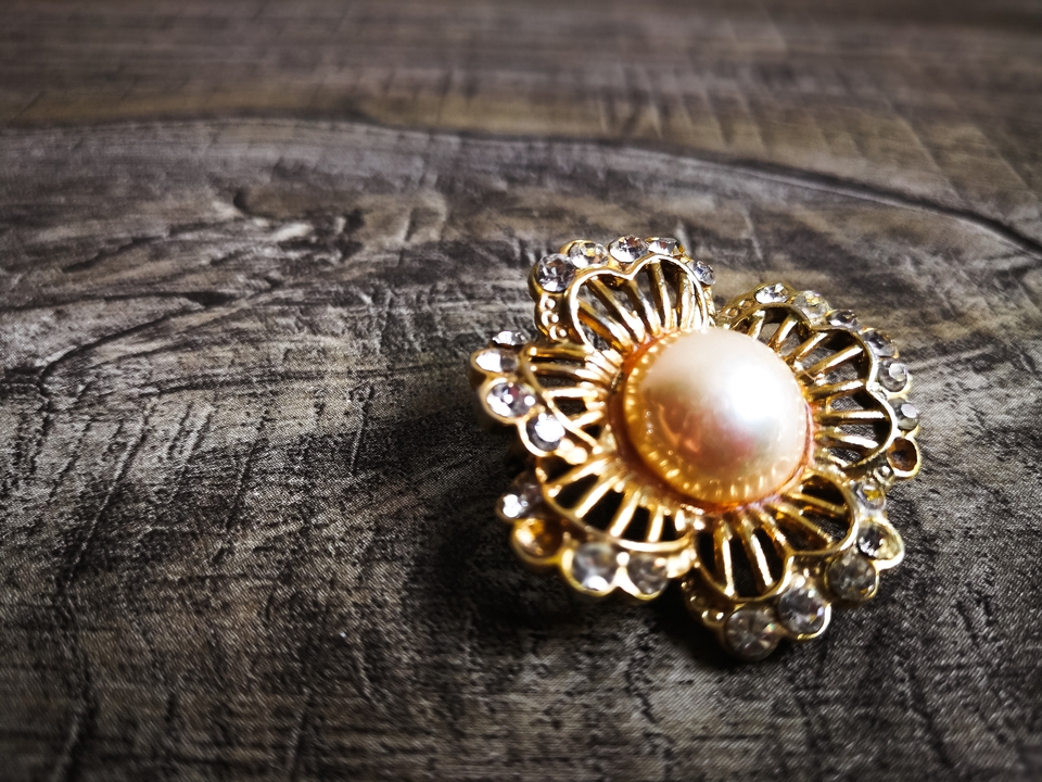 Brooch shaped like flower with big pearl in the middle for cloth